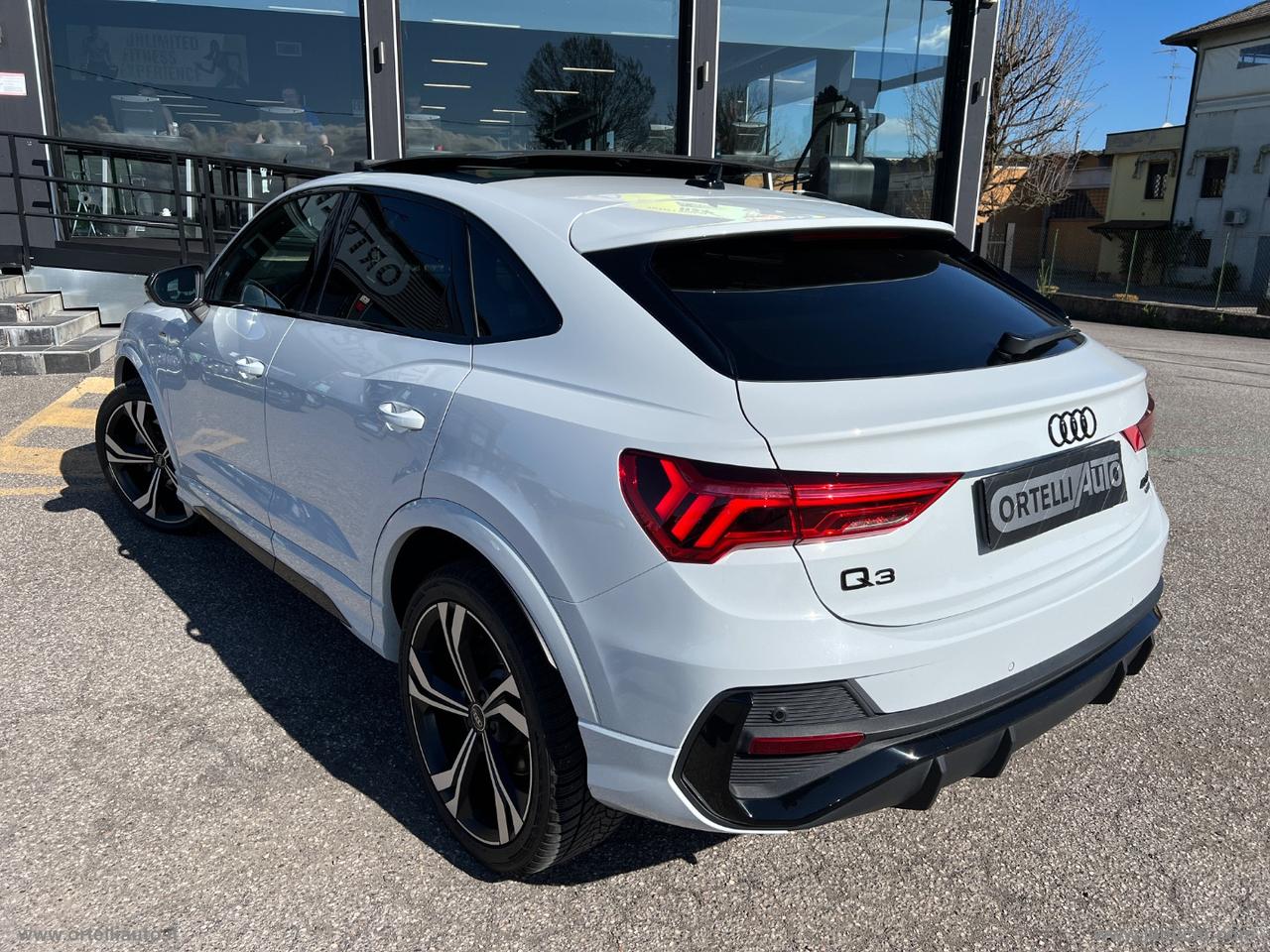 AUDI Q3 SPB 40 TDI quattro S tr. Ident. Black