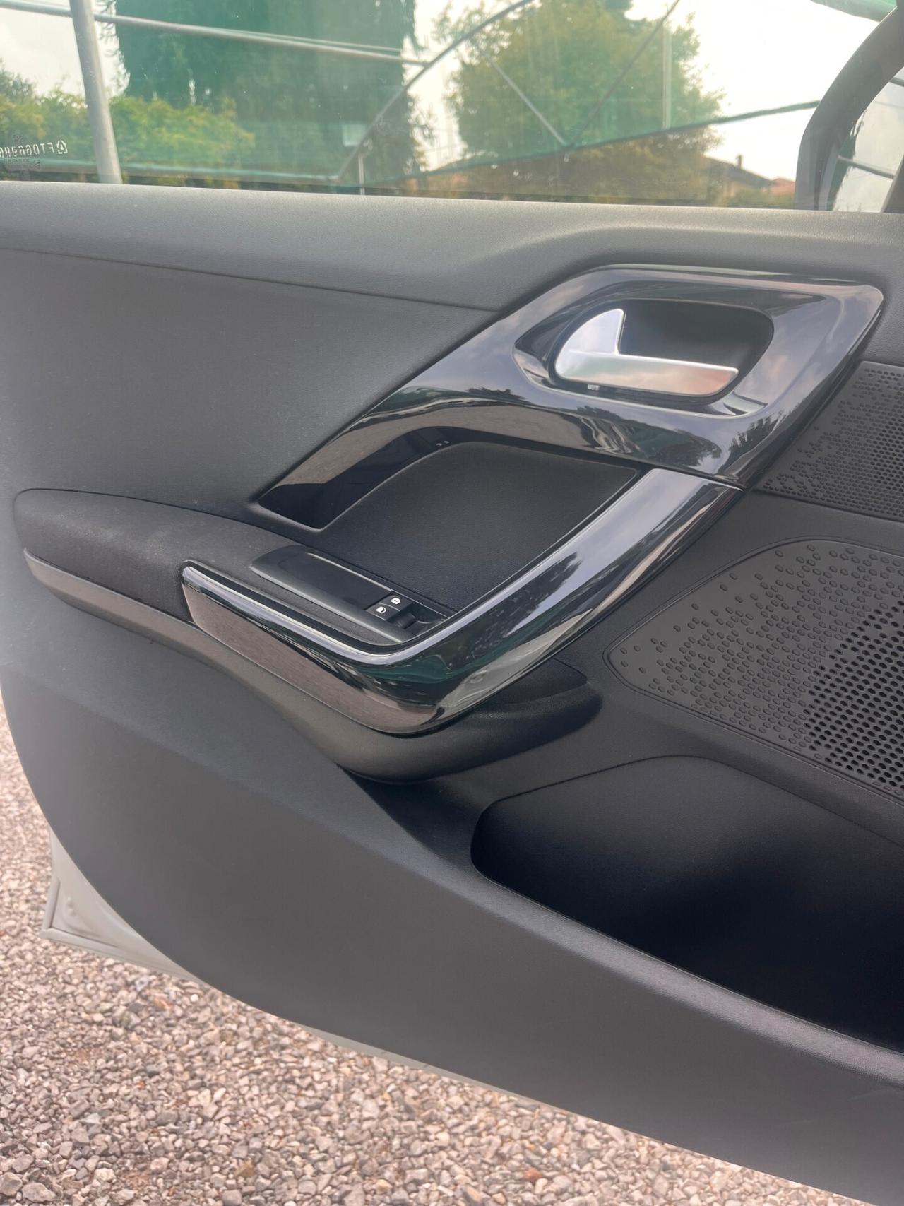 Peugeot 208 PureTech 82 5 porte Allure NEOPATENTATI