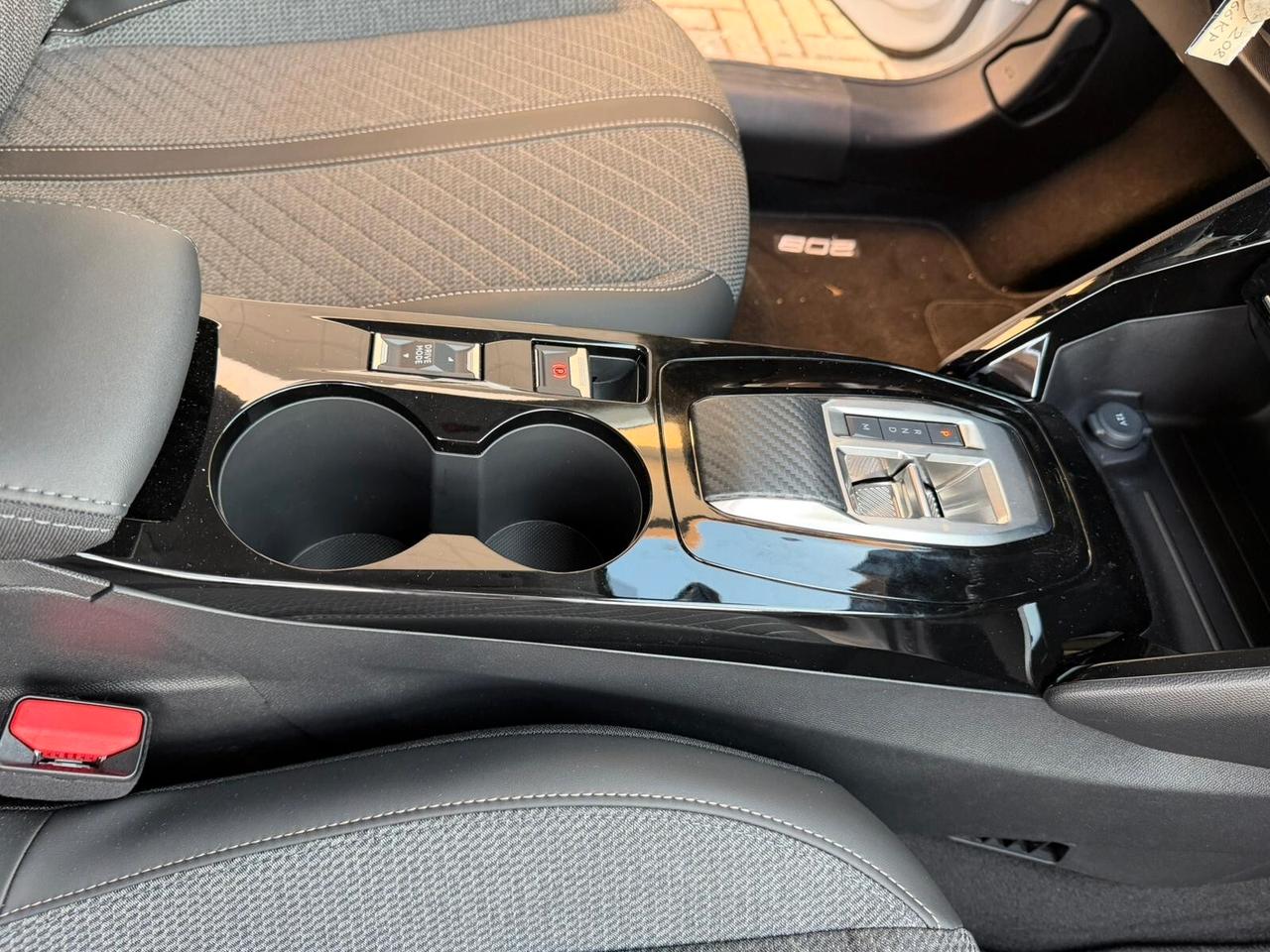 Peugeot 208 ALLURE Hybrid 100 E - DCS6