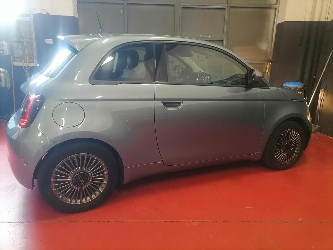Fiat 500 500e Berlina 42 kWh La Prima