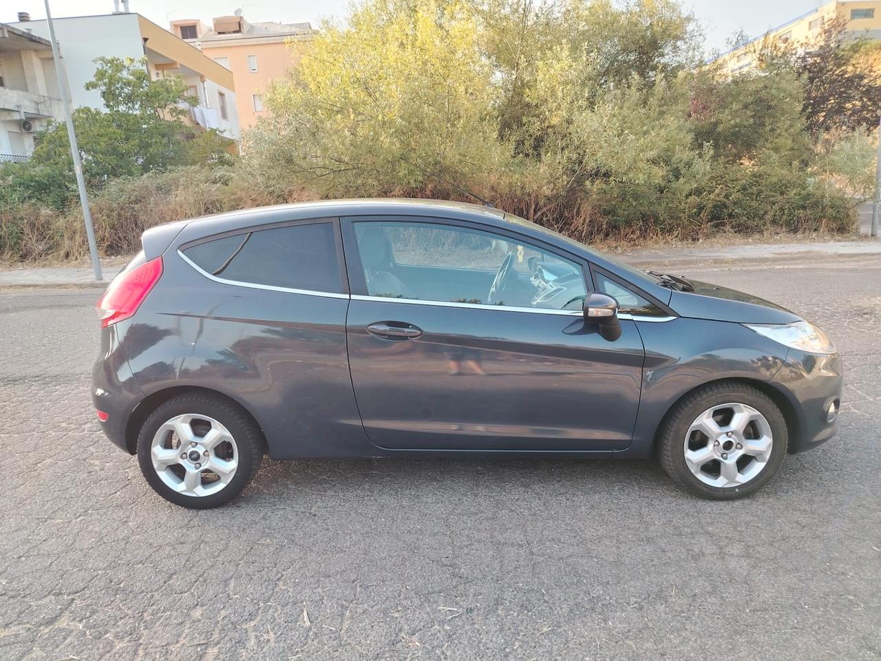 Ford Fiesta 1.4 TDCi 70CV 3 porte Titanium 2012