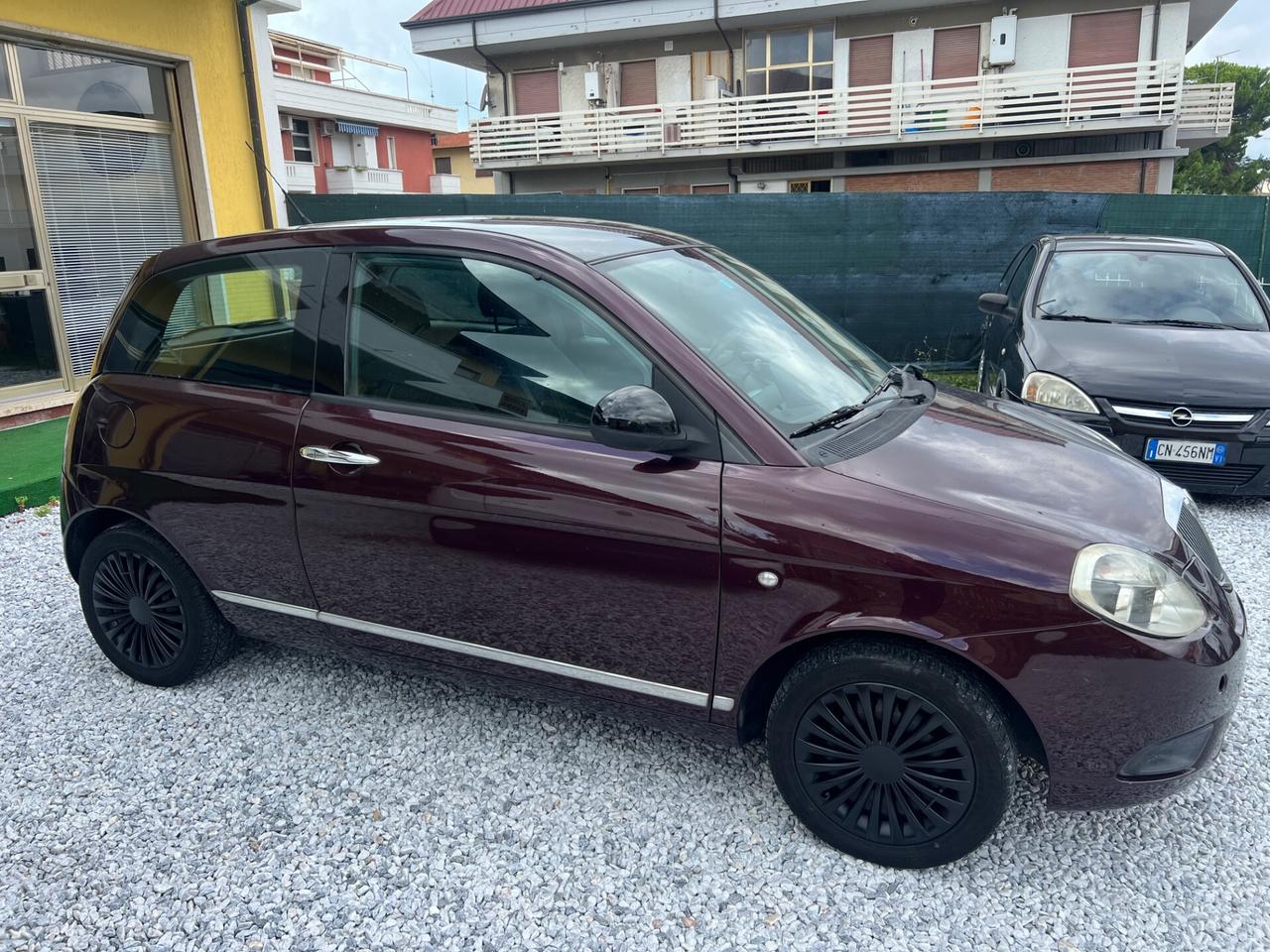 Lancia Ypsilon 1.2 69 CV Unyca
