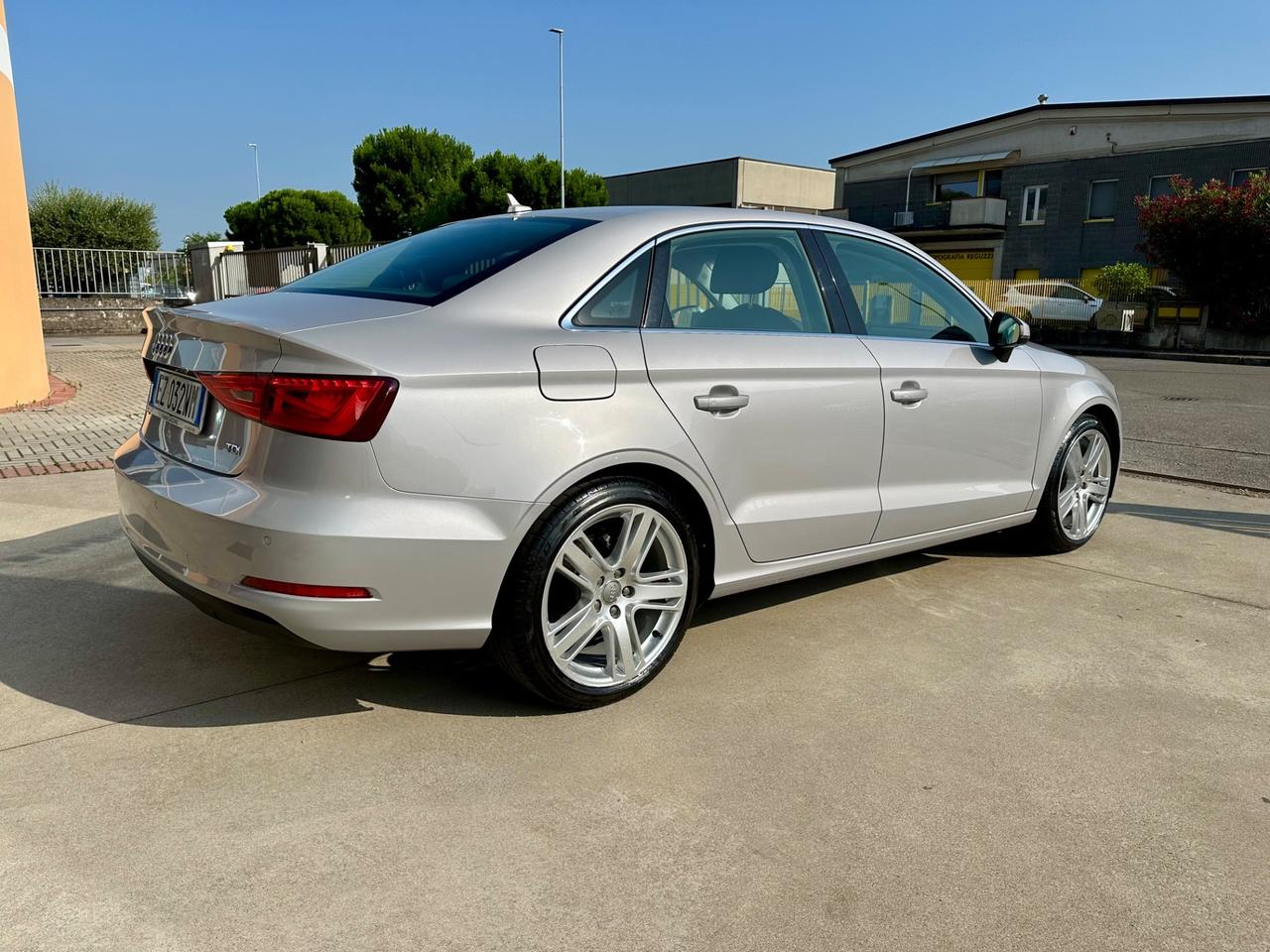 Audi A3 Sedan 1.6 TDI clean diesel S tronic Attraction