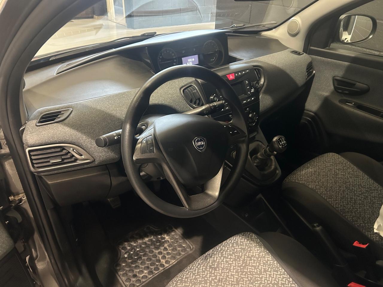 Lancia Ypsilon 1.0 FireFly 5 porte S&S Hybrid Ecochic Silver