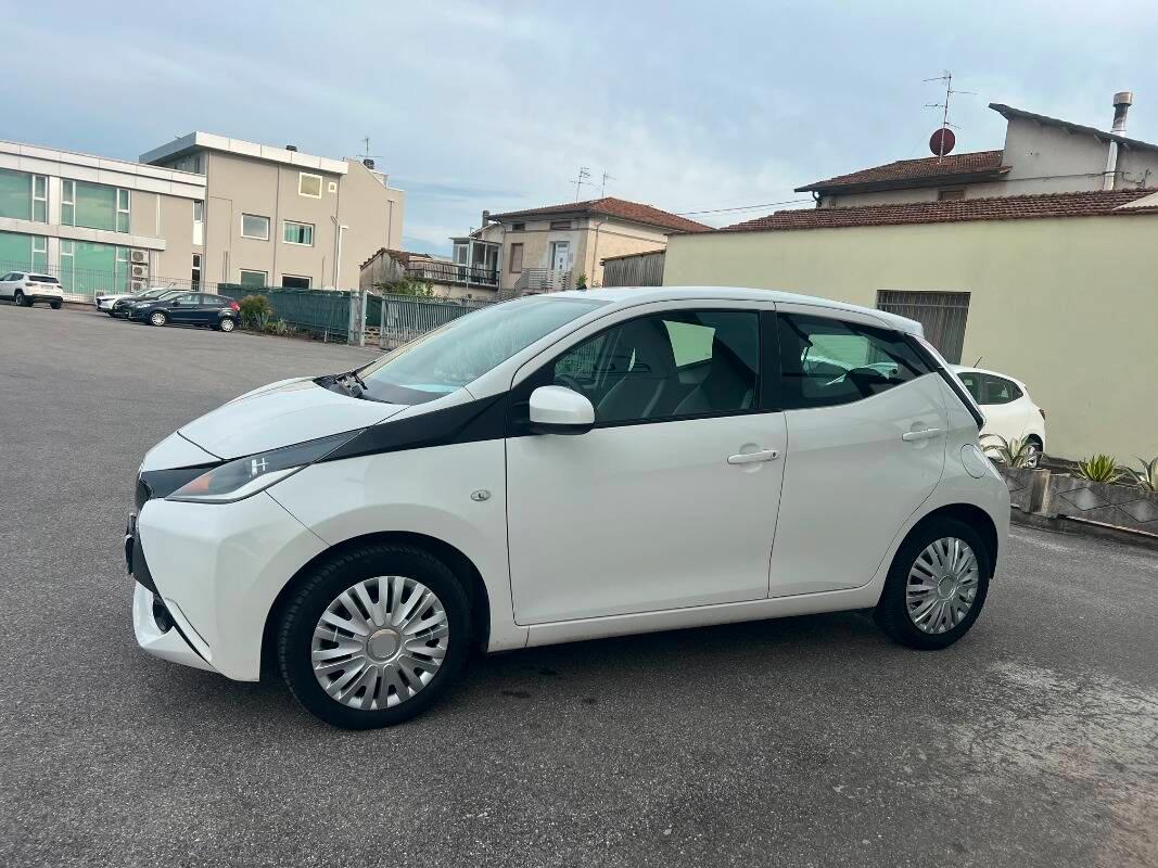 Toyota Aygo 1.0 x-clusiv 5p