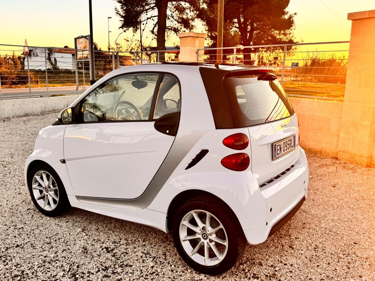 Smart ForTwo 1000 52 kW MHD coupé pure