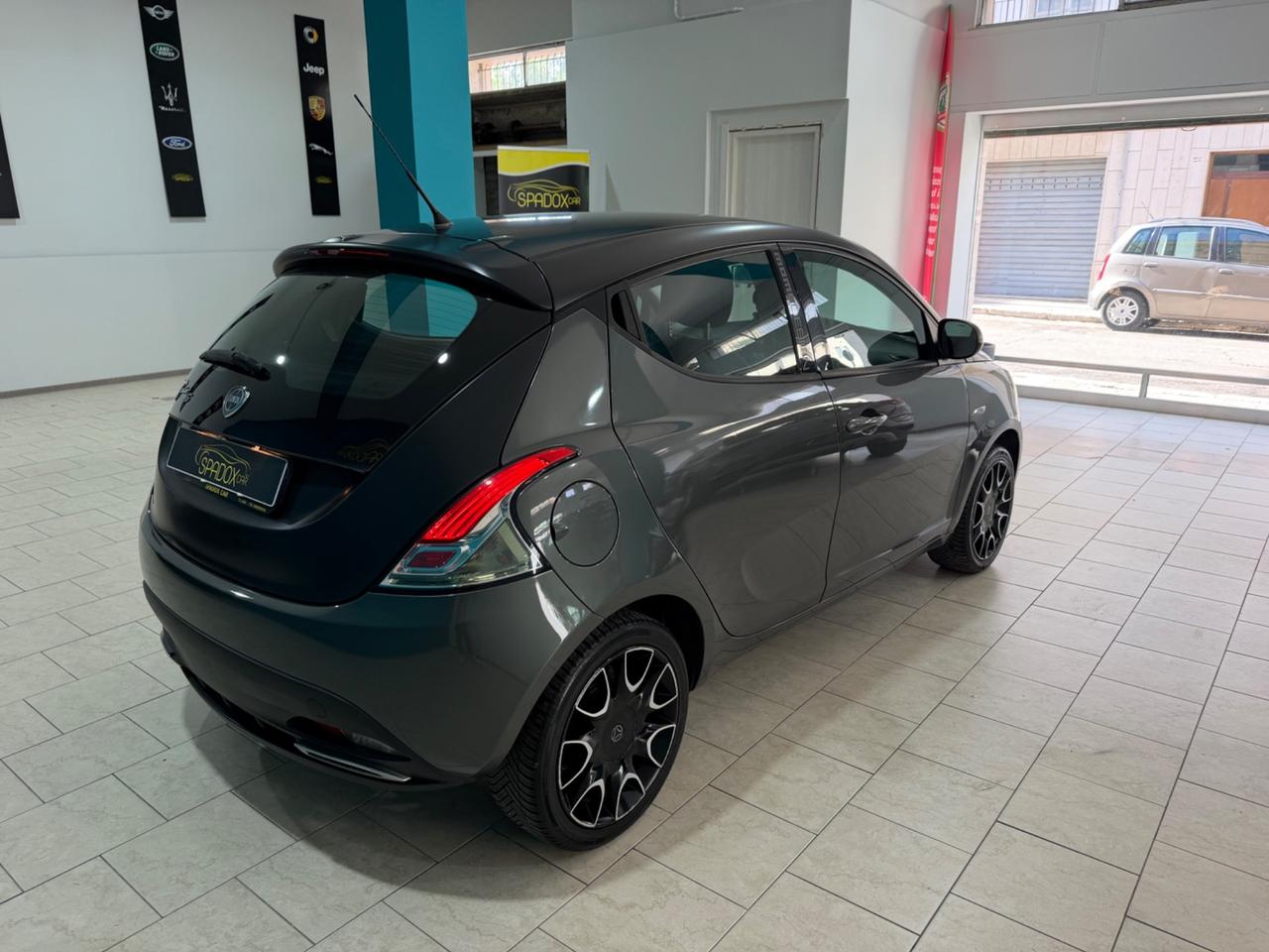 LANCIA YPSILON 1.2 BENZINA MOMO DESIGN S