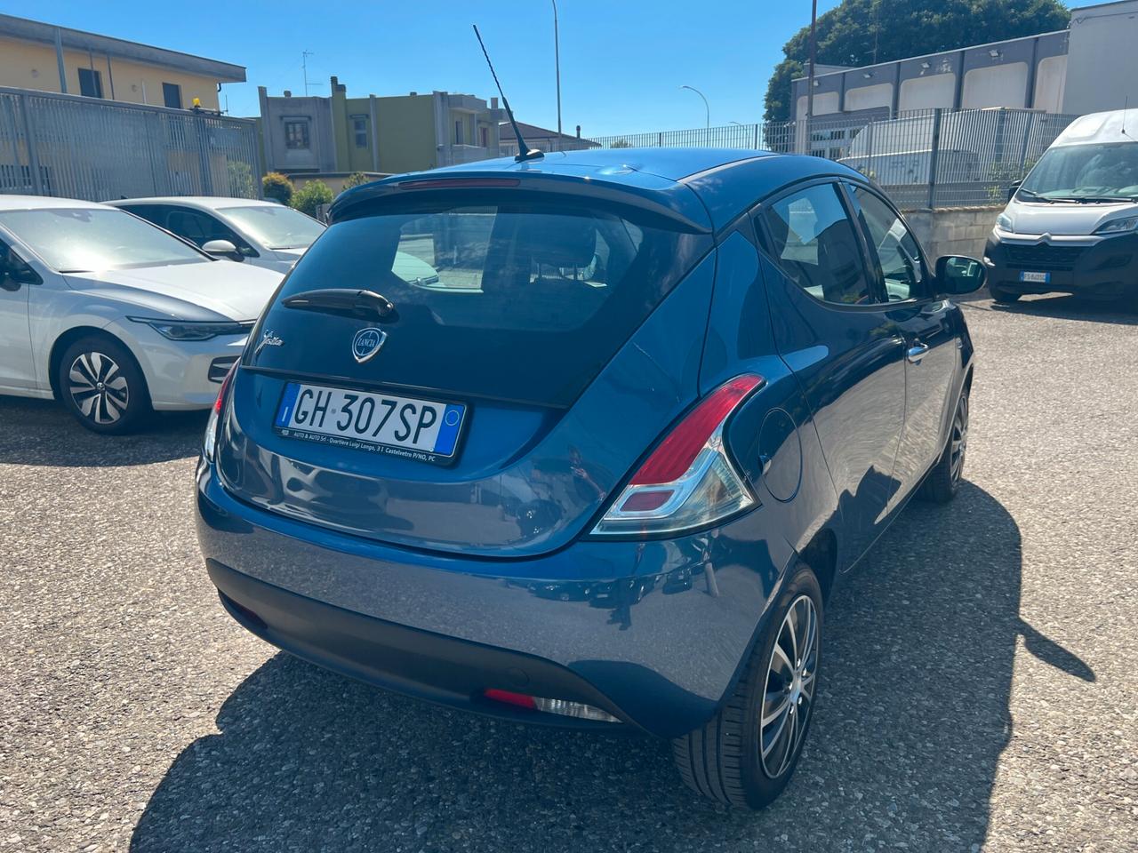 Lancia Ypsilon 1.0 FireFly 5 porte S&S Hybrid Silver
