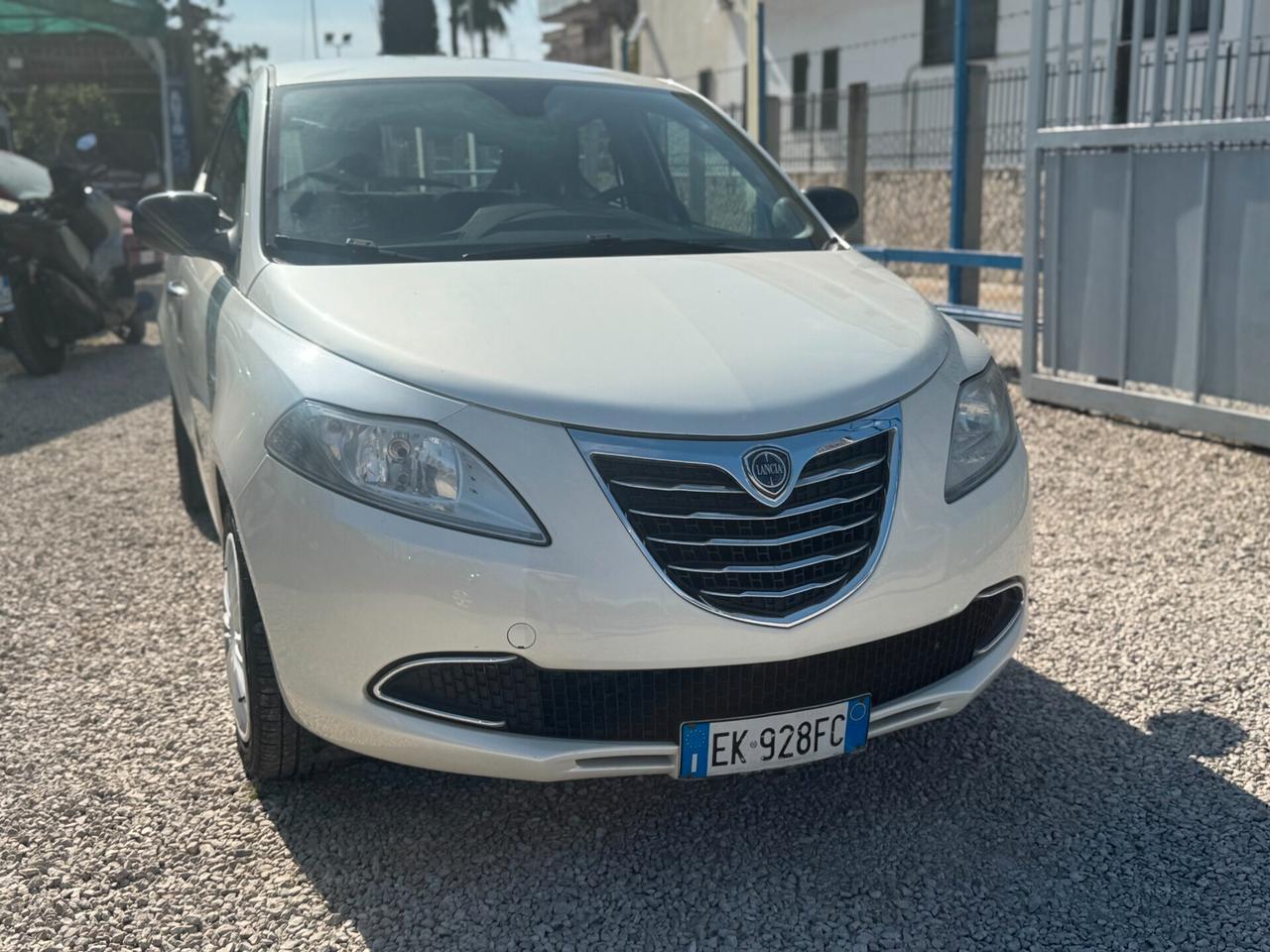 Lancia Ypsilon 1.3 MJT 16V 95 CV 5 porte 1prop. km certificati bianco perla 2011