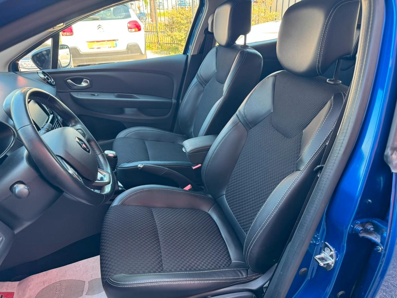 Renault Clio 0.9 TCe 90CV Moschino Intens