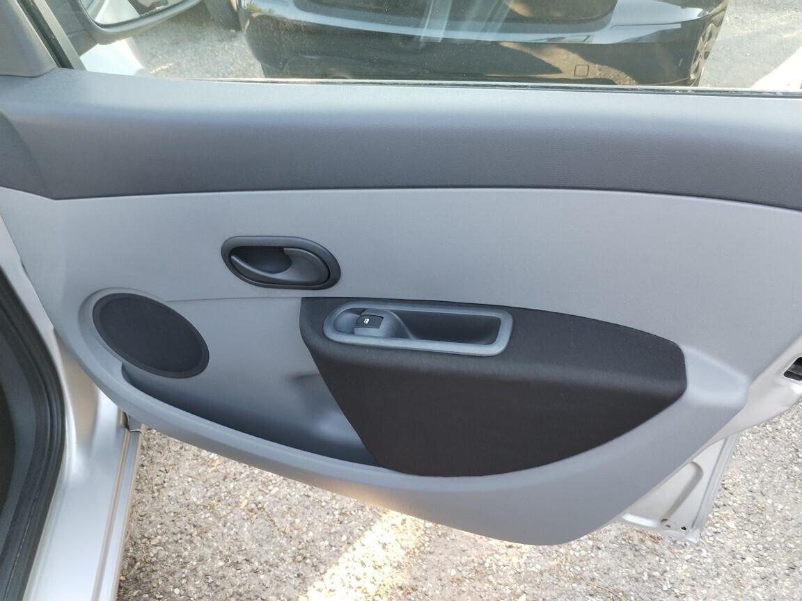 Renault Clio 1.2 16V 5 porte Confort 54000KM DEL 2006 UNIPRO DEL 1941 MANUTENZIONI PRE CONSEGNA