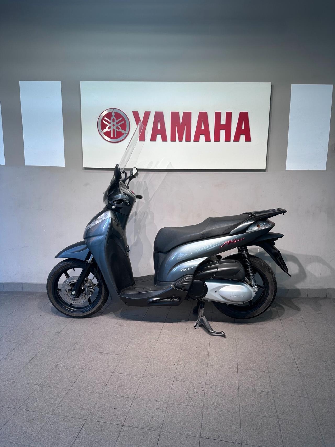 Honda SH 300 i total grey