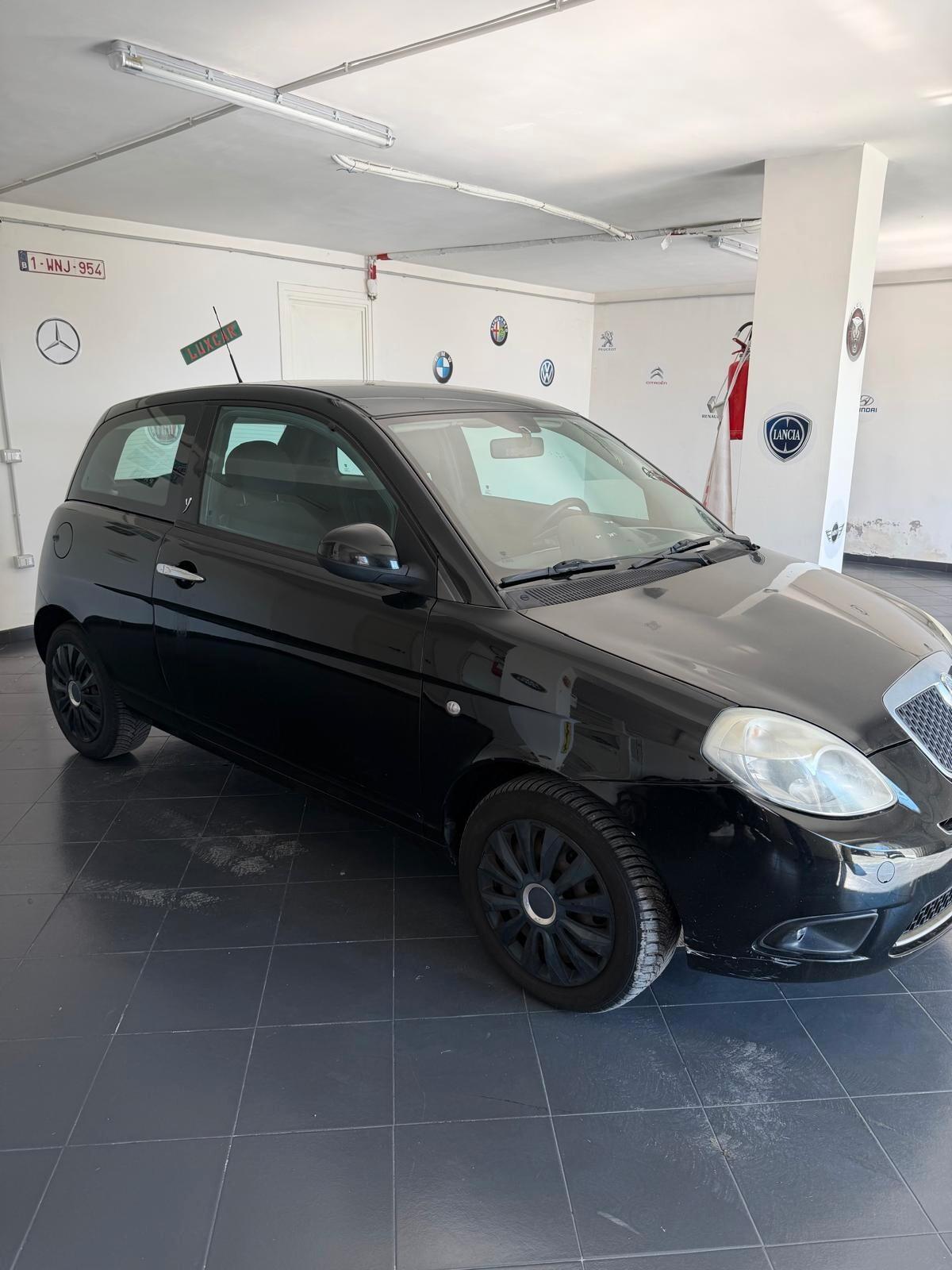 Lancia Ypsilon 1.3 MJT 75 CV Versus