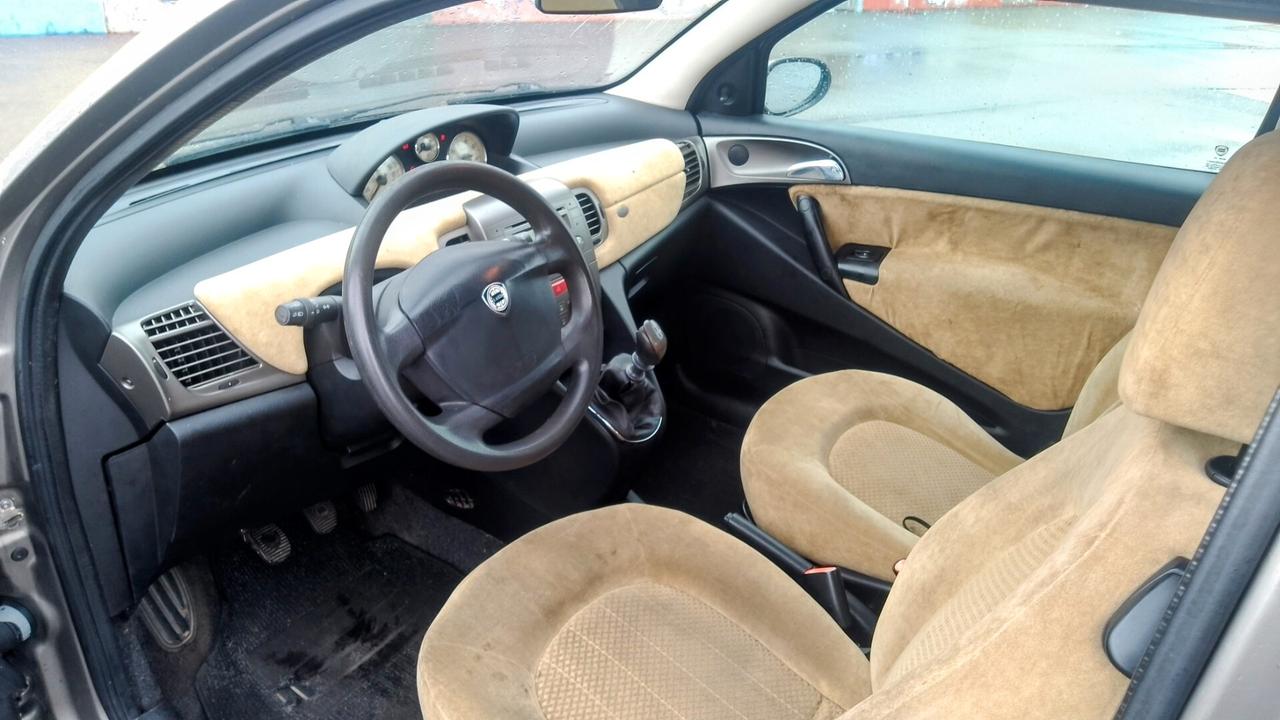 Lancia Ypsilon 1.2 BZ neopatentati 2005