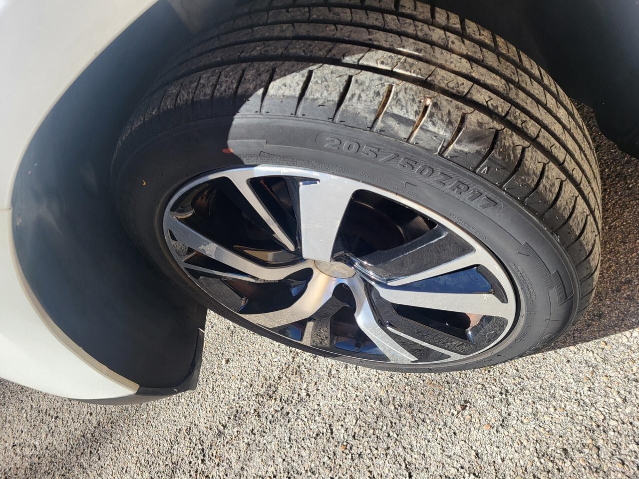 PEUGEOT 2008 1,6 HDI-TETTO PANOR-NAVI-3 REVISIONI