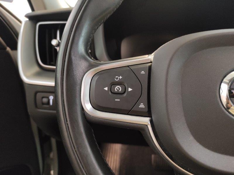 VOLVO XC60 (2017-->) - XC60 B4 Geartronic Momentum