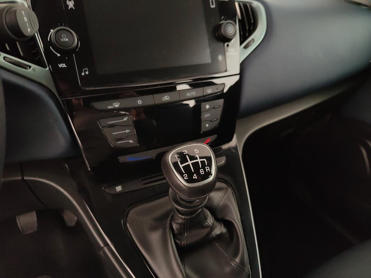Lancia Ypsilon 1.0 FireFly 5 porte S&S Hybrid Platino