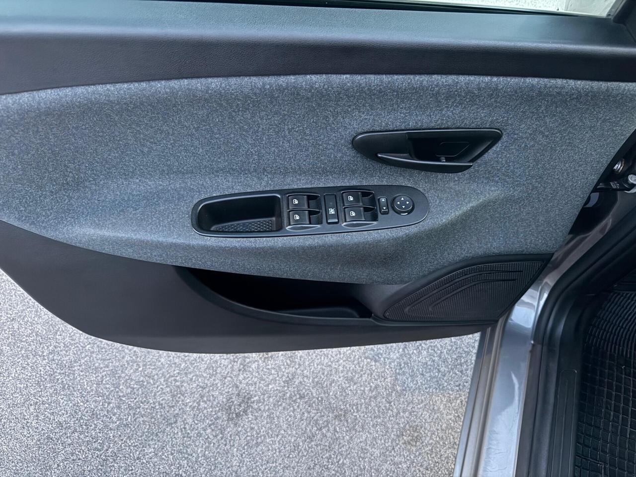Lancia Ypsilon 1.0 FireFly S&S Hybrid Silver
