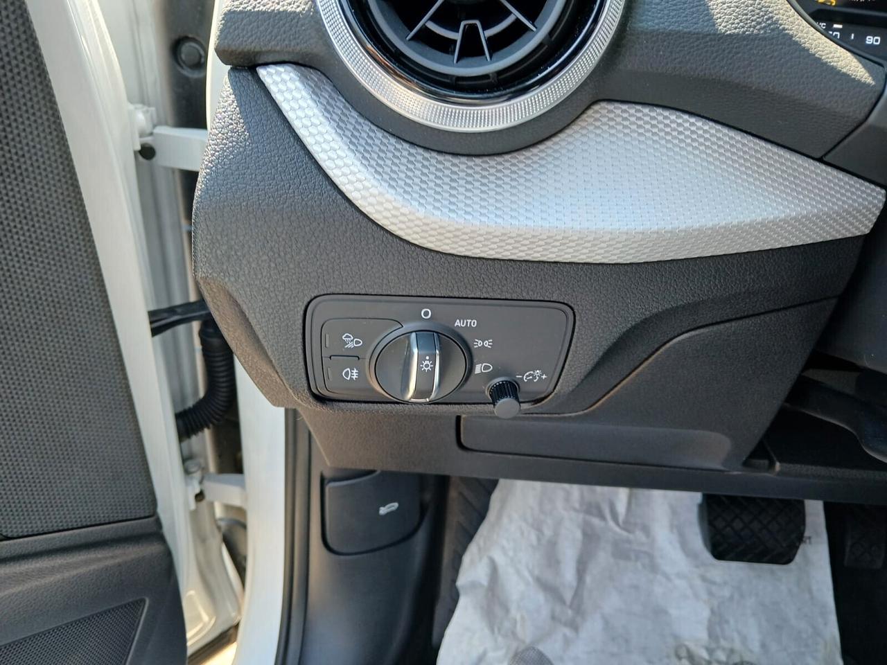 Audi Q2 35 TDI S tronic Identity Black-AZIENDALE