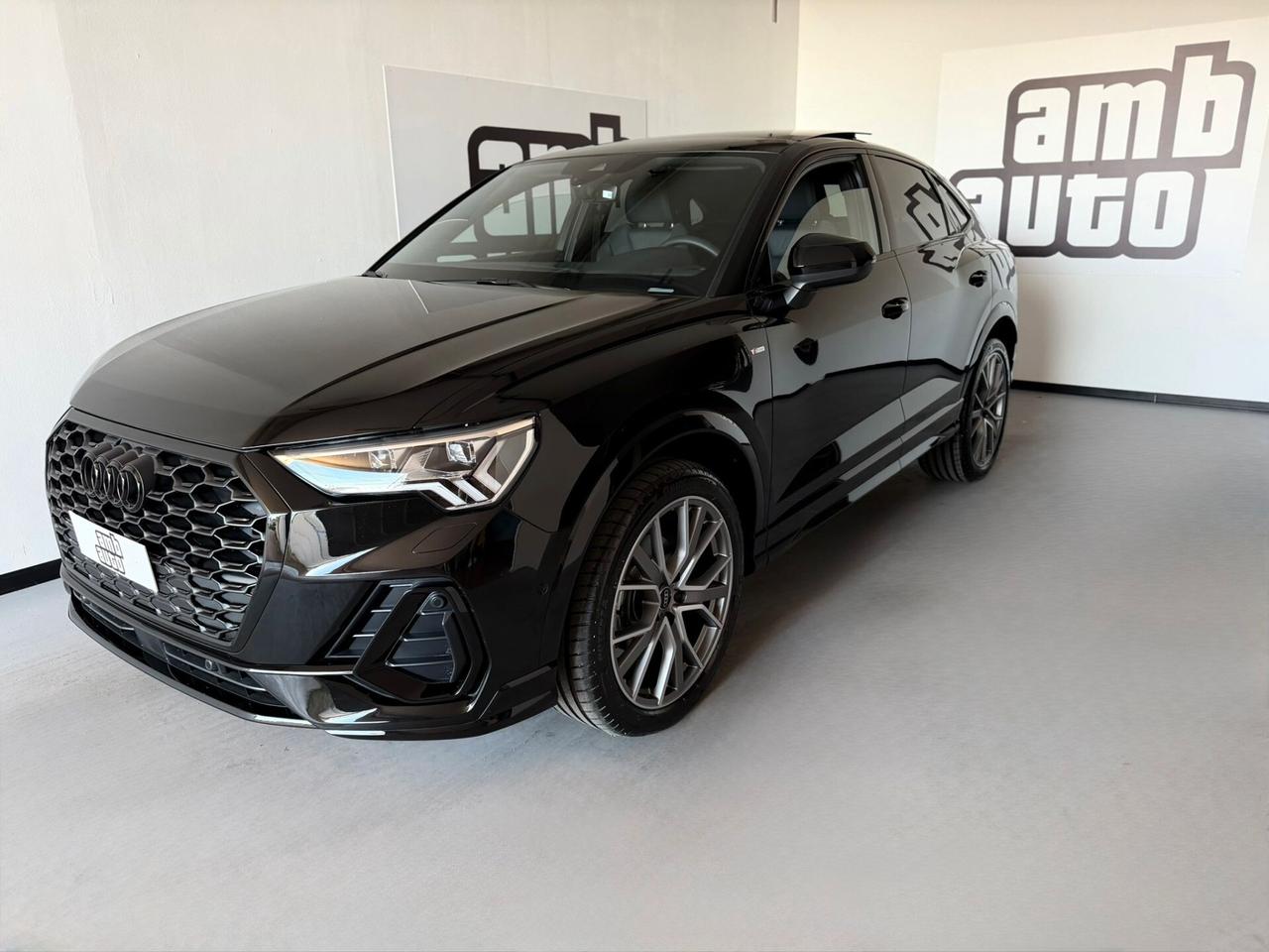 Audi Q3 35 TDI S tronic Identity Black