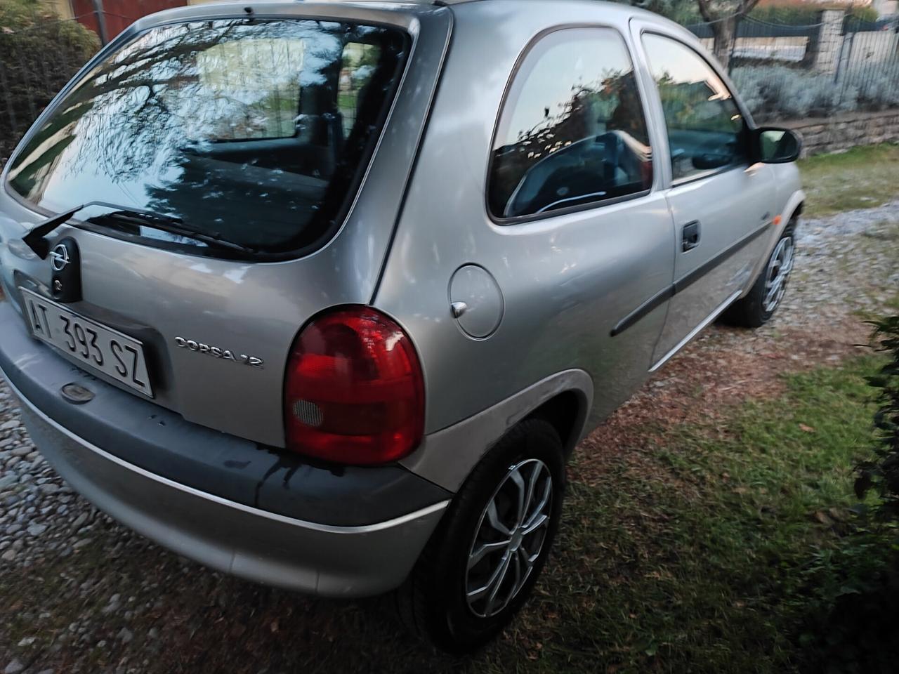 Opel Corsa 3 porte 1.2 Benz neopatentati