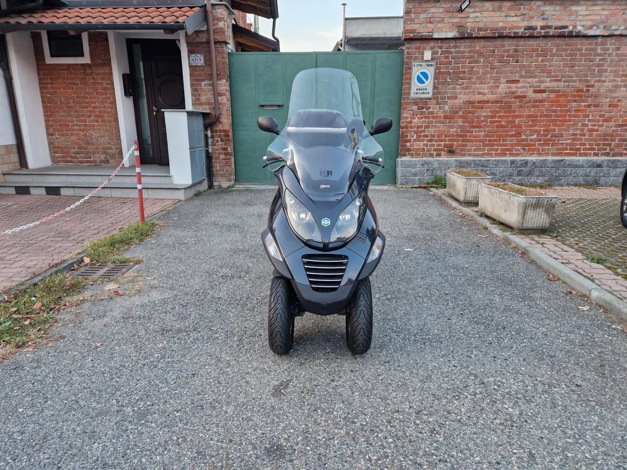 Piaggio MP3 due ruote anteriori, bauletto parabrezza