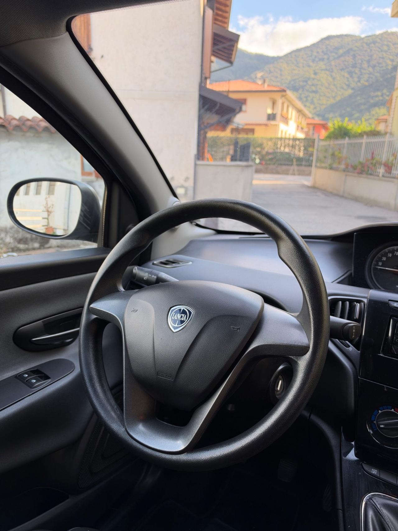 Lancia Ypsilon 1.3 MJT 16V 80 CV 5 porte S&S Silver