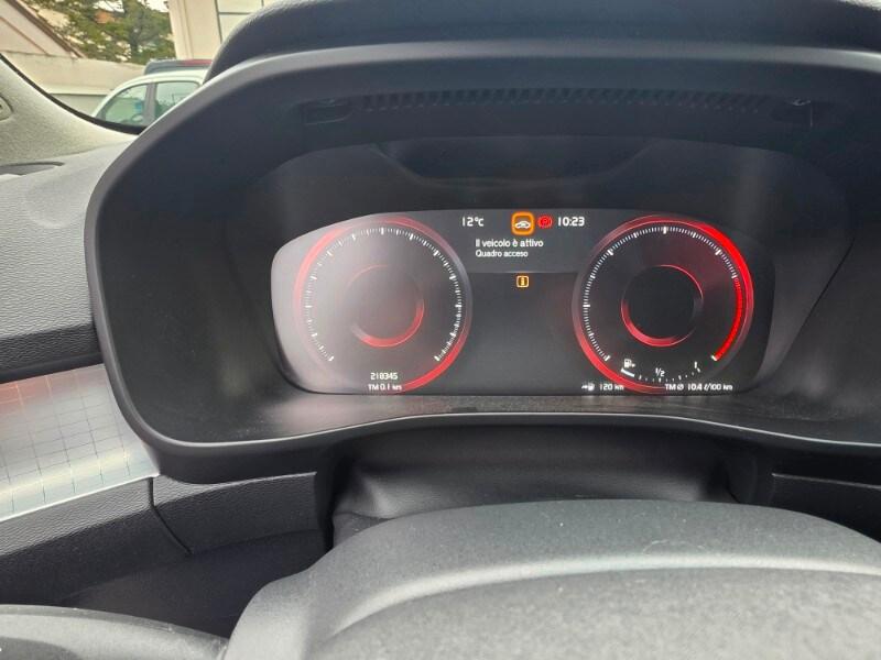 VOLVO XC40 (2017-->) XC40 D3 Geartronic Momentu...