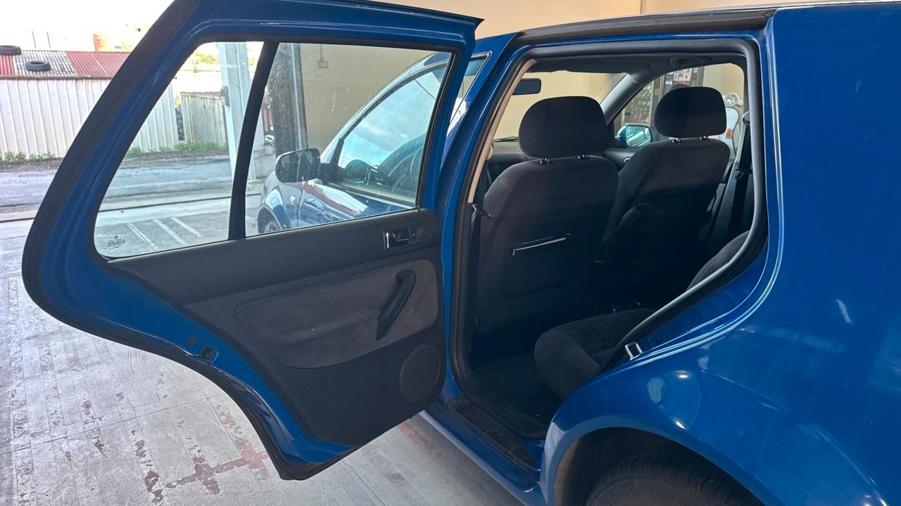 Volkswagen Golf 1.6 B 105CV - 2001