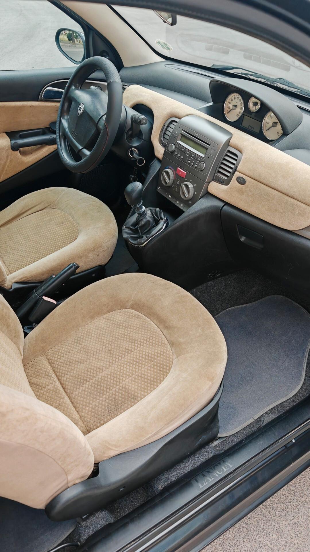 Lancia Ypsilon 1.2 16V Platino