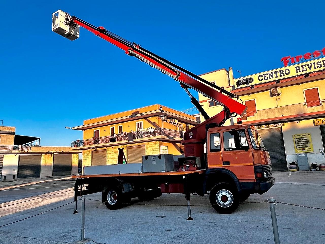 PIATTAFORMA AEREA IVECO 145-17 CESTELLO H. 20MT – SCALIFICIO RIMINESE