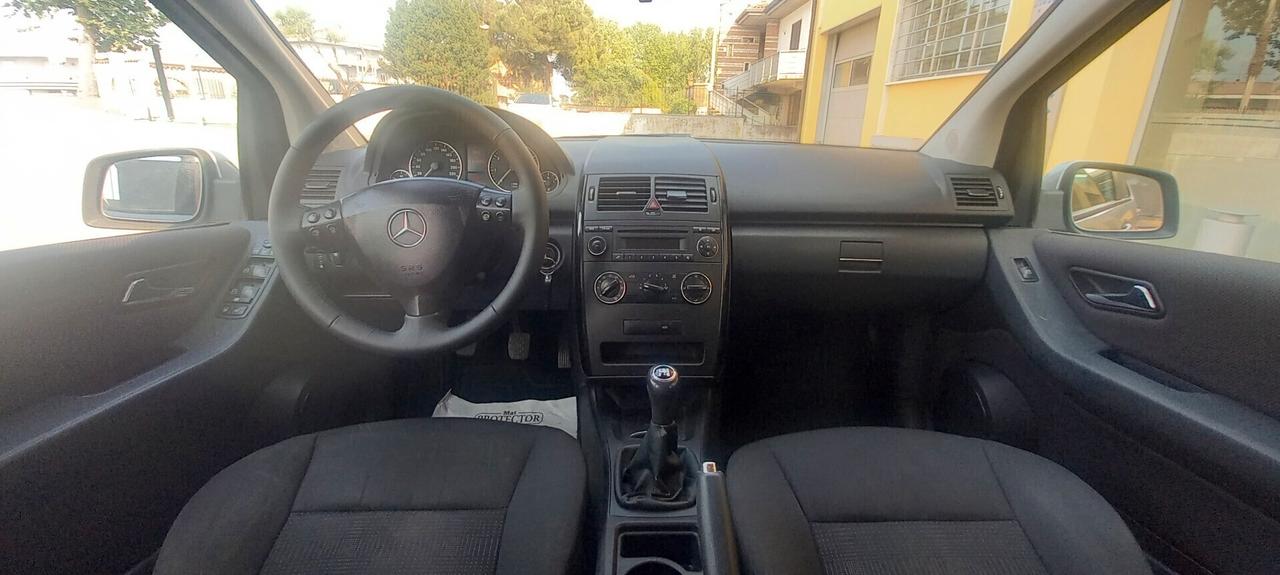 Mercedes-Benz Classe A 160 BlueEFFICIENCY Benzina cc. 1.5 CV. 95 - 5 Porte 5 Posti Euro 5 Utilizzabile anche per i Neopatentati.