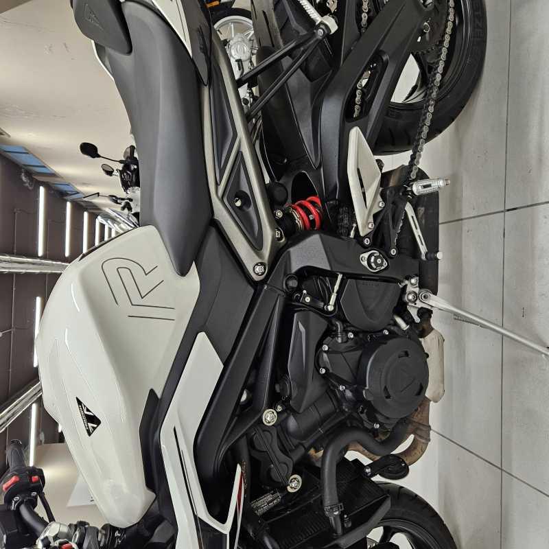 Triumph Street Triple 765 R - 2024