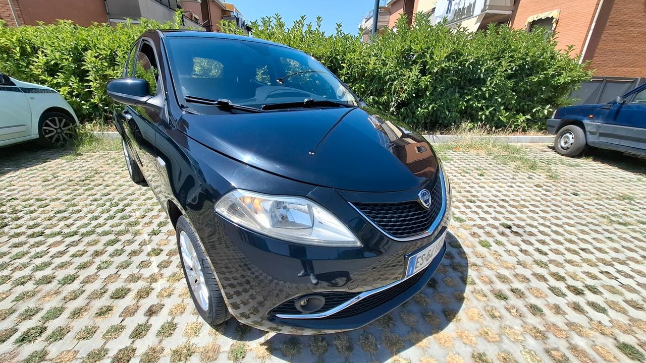 Lancia Ypsilon 0.9 TwinAir 85 CV 5 porte Metano Ecochic Silver