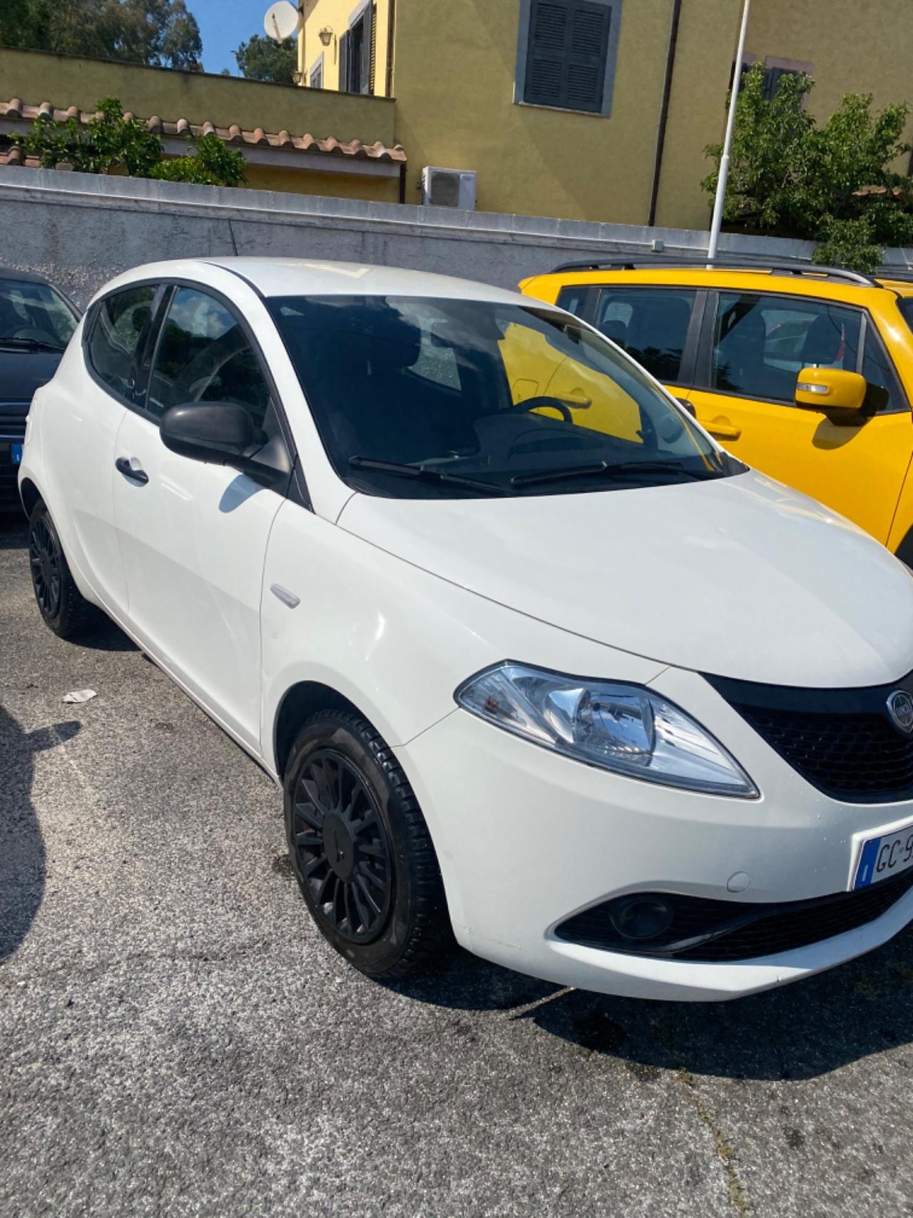 Lancia Ypsilon 1.0 Hybrid Ecochic