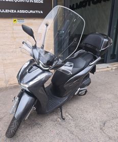 Honda SH 125 con paravento e bauletto