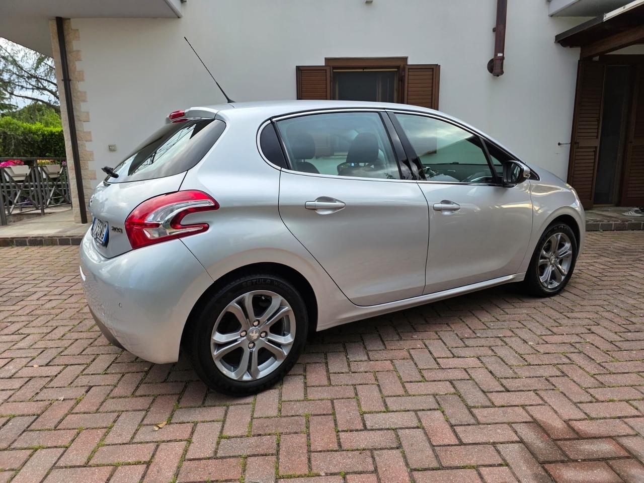 Peugeot 208 1.4 HDi 68 CV 5 porte Allure