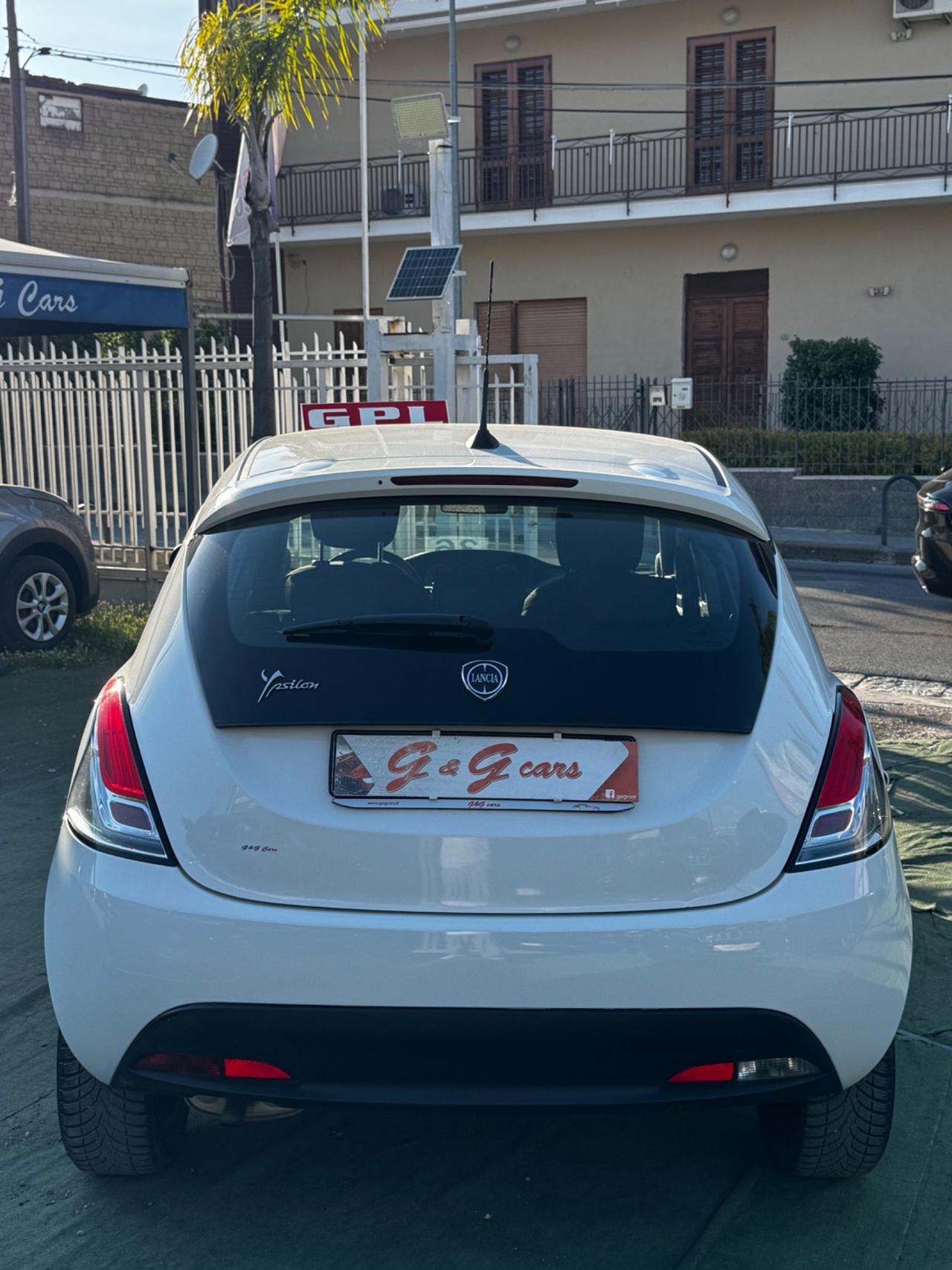 Lancia Ypsilon 1.2 69 CV 5 porte GPL Silver
