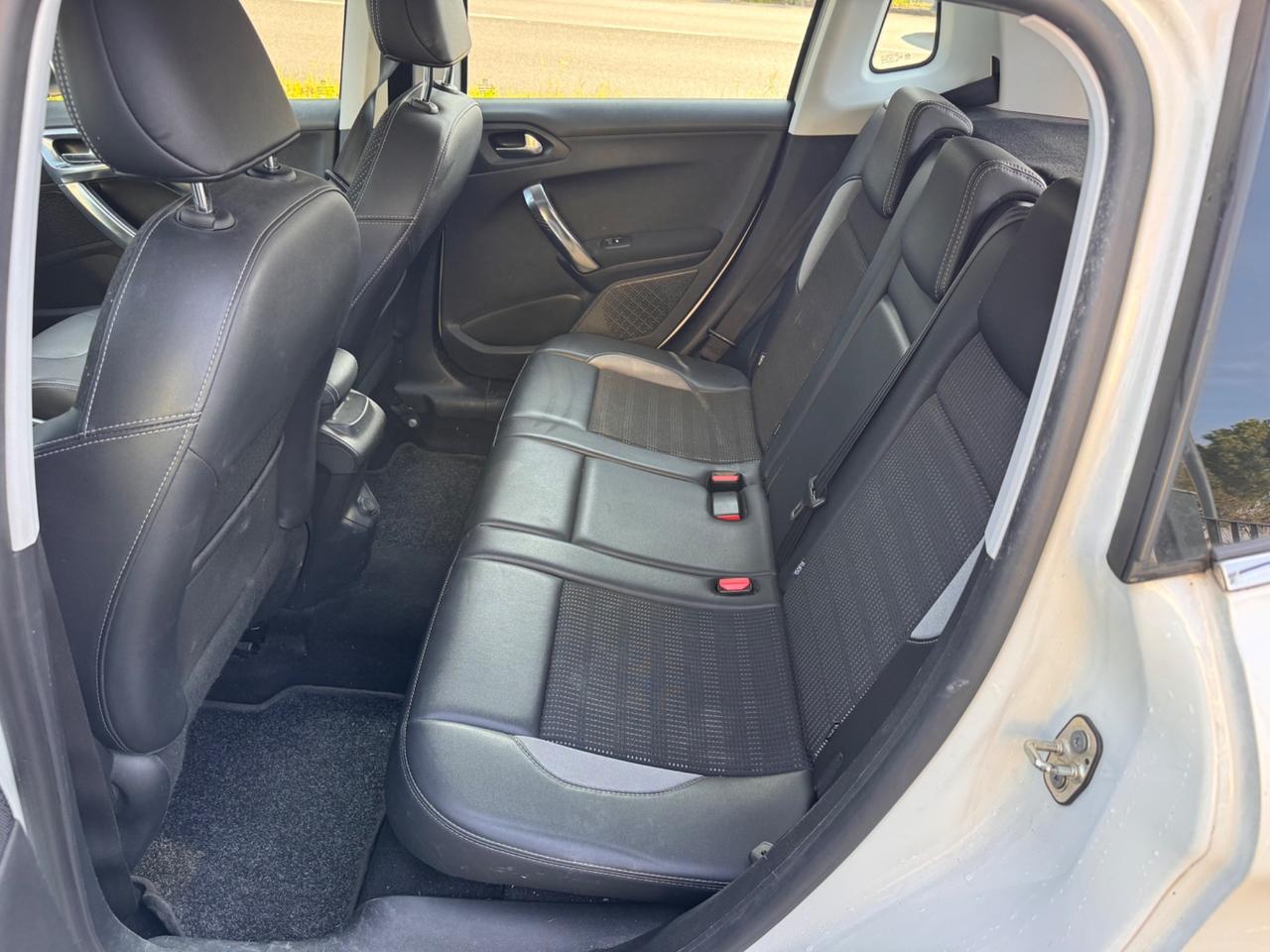 Peugeot 2008 1.6 e-HDi 115 CV neopaten garanzia 12 mesi