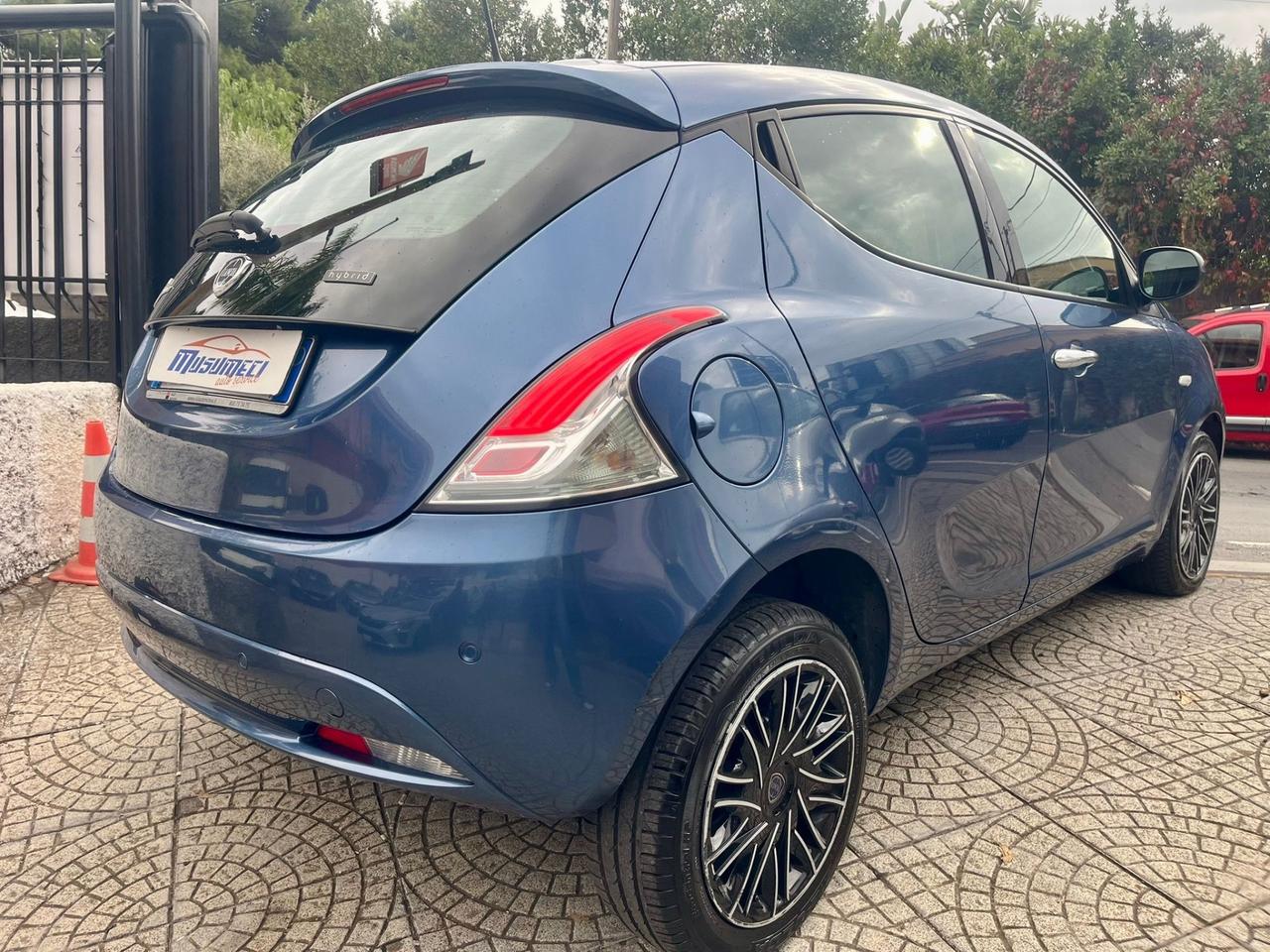 Lancia Ypsilon 1.0 FireFly S&S Hybrid Ecochic Gold Tua a soli 265€
