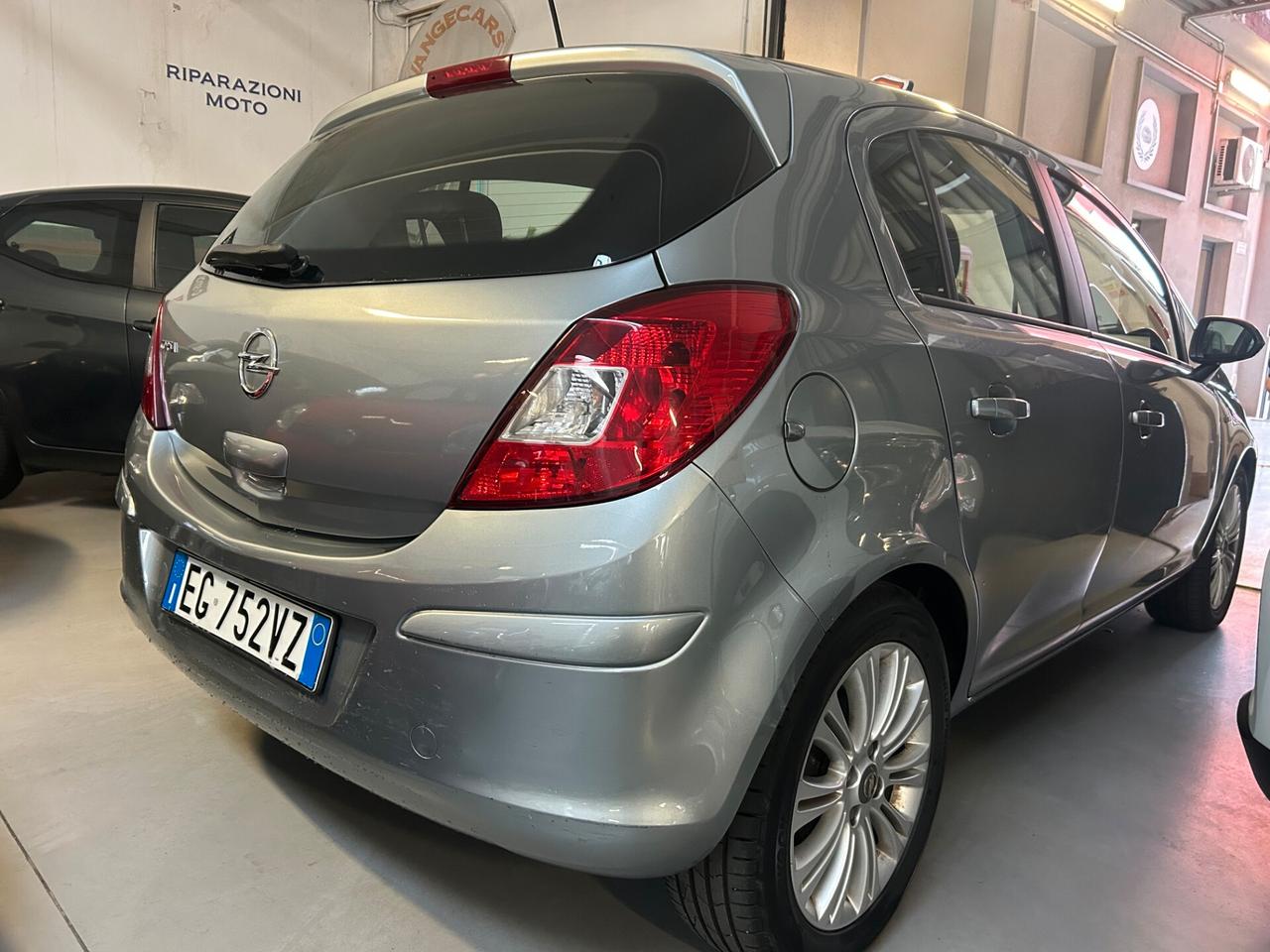 Opel Corsa 1.4 16V 5 porte Cosmo