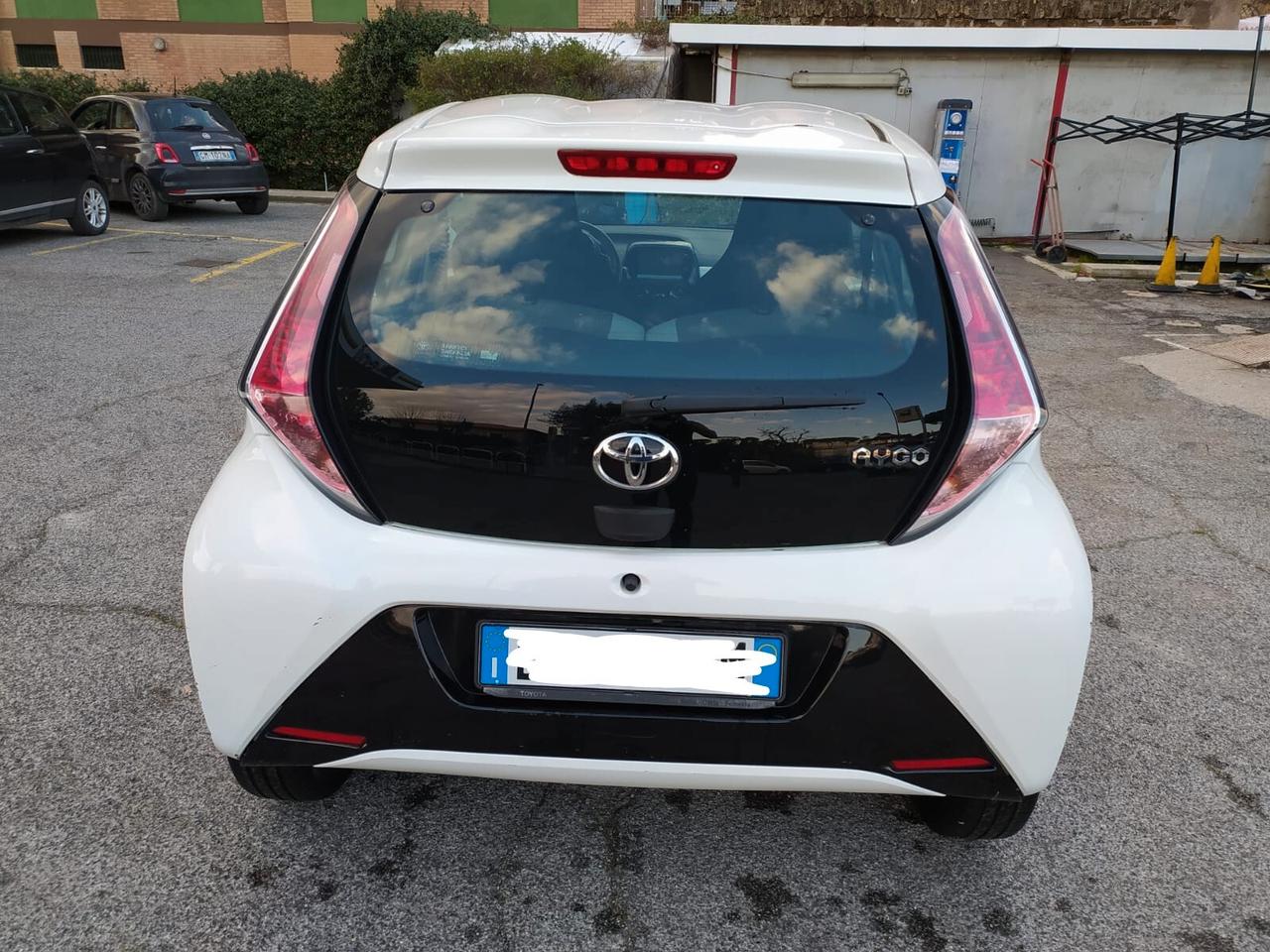Toyota Aygo 1.0 x-play offerta del mese