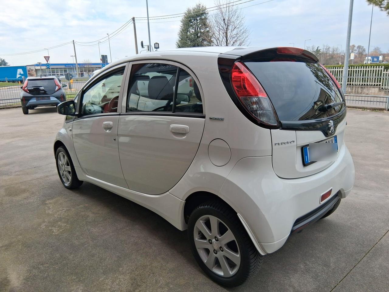 Peugeot iOn Active