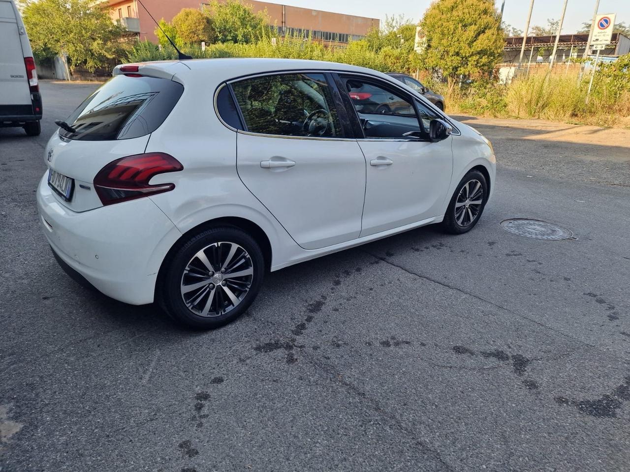 Peugeot 208 PureTech 82 5 porte Allure