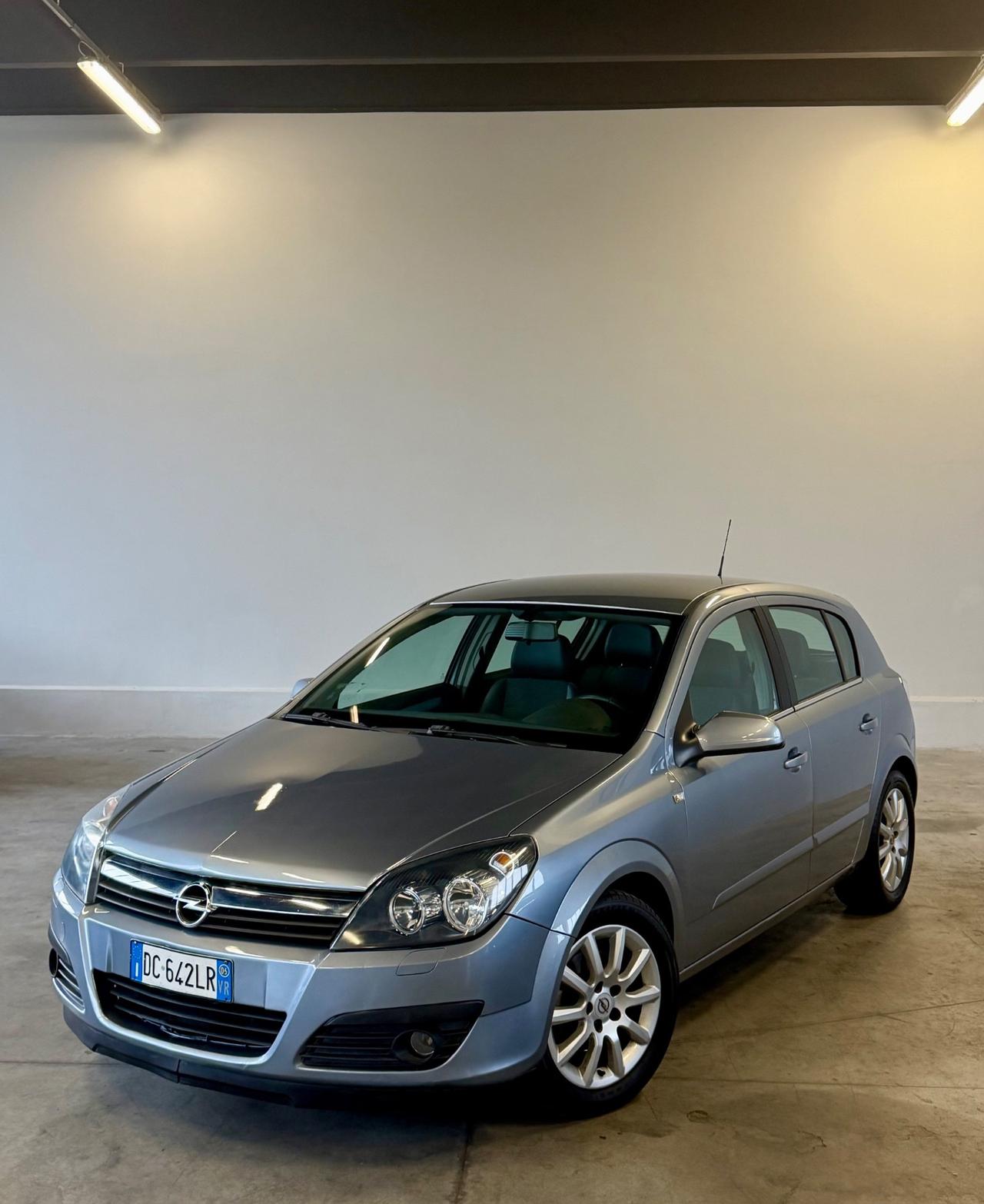Opel Astra 1.6 16V Twinport 5 porte Cosmo