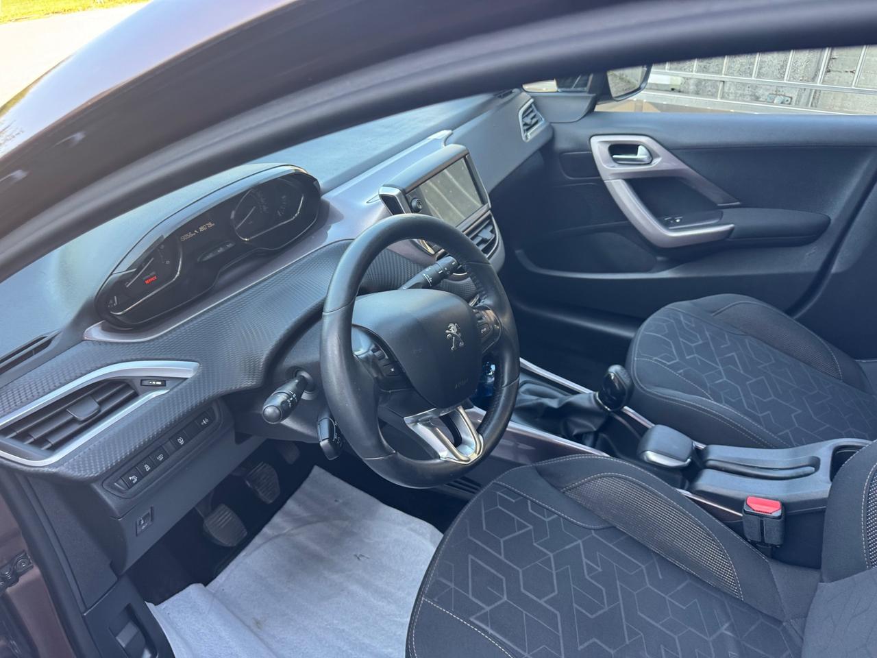 Peugeot 2008 1.6 e-HDi 92 CV neopatentati