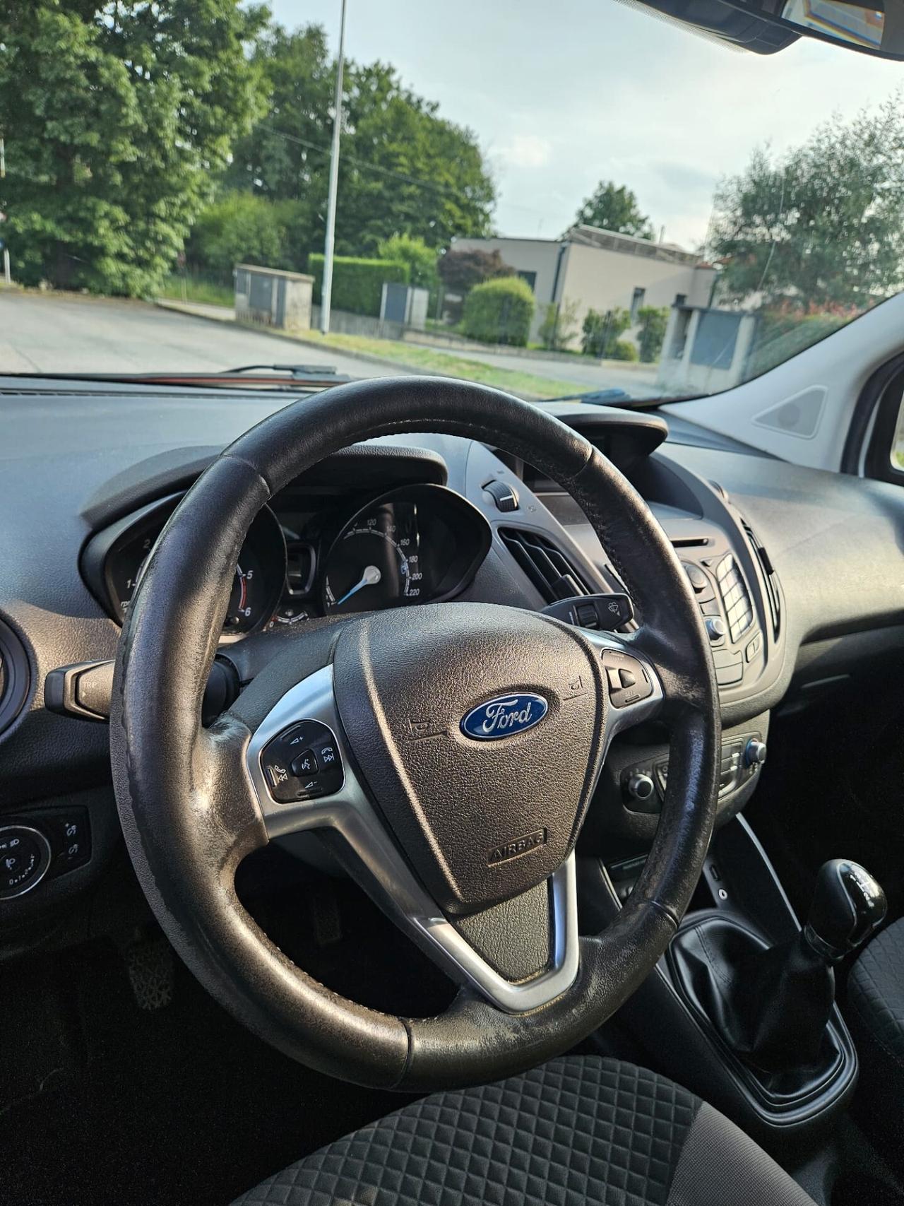 Ford Tourneo Courier 1.5 Titanium