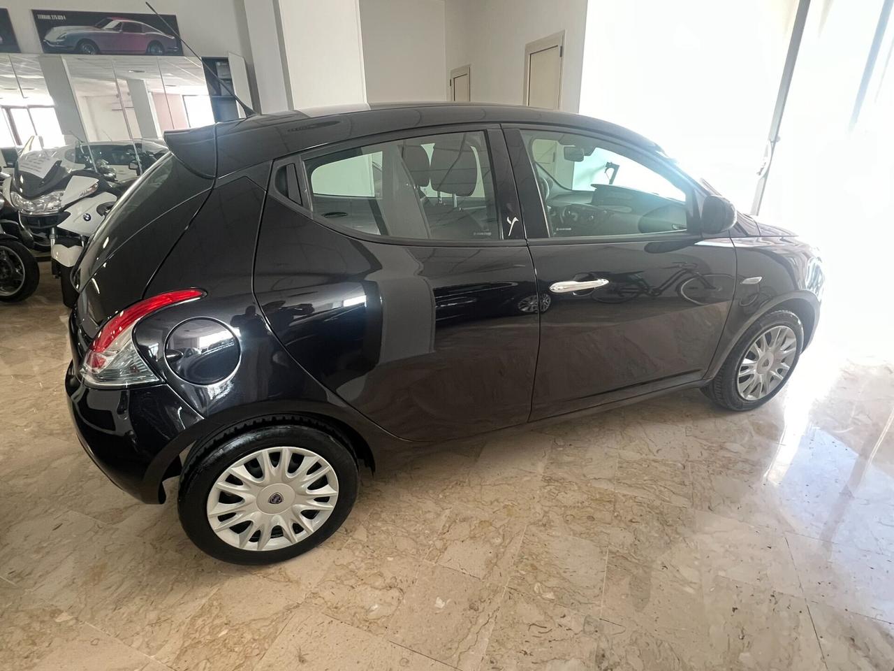 Lancia Ypsilon 1.2 69 CV 5 porte S&S Silver