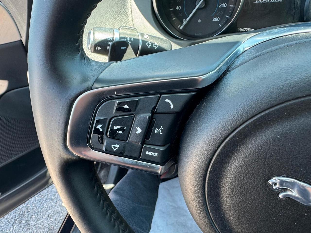 Jaguar XE 2.0 D 180 CV automatica