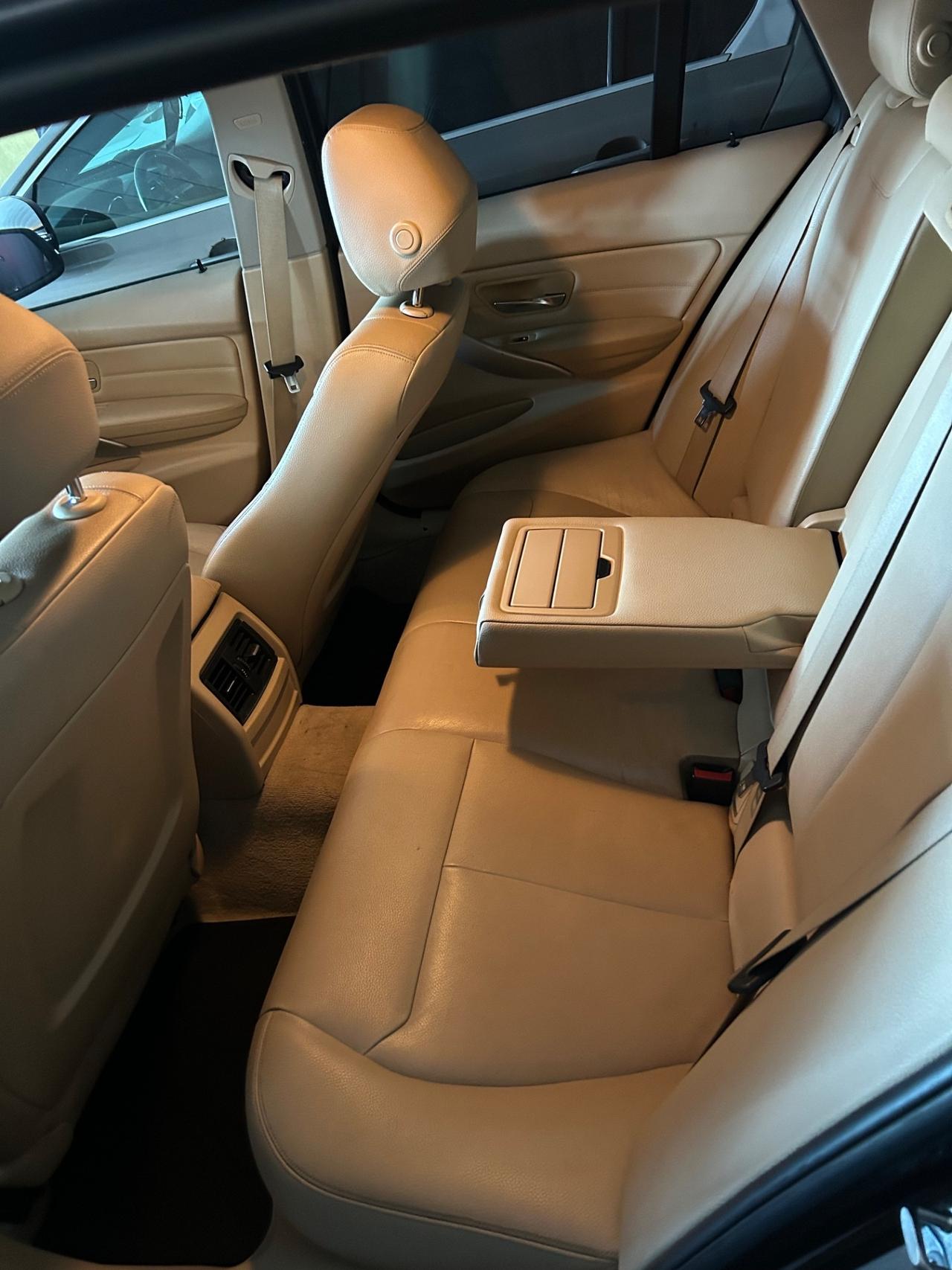BMW 318d Touring 143 cv “PELLE/NAVI/SENSORI”-2015